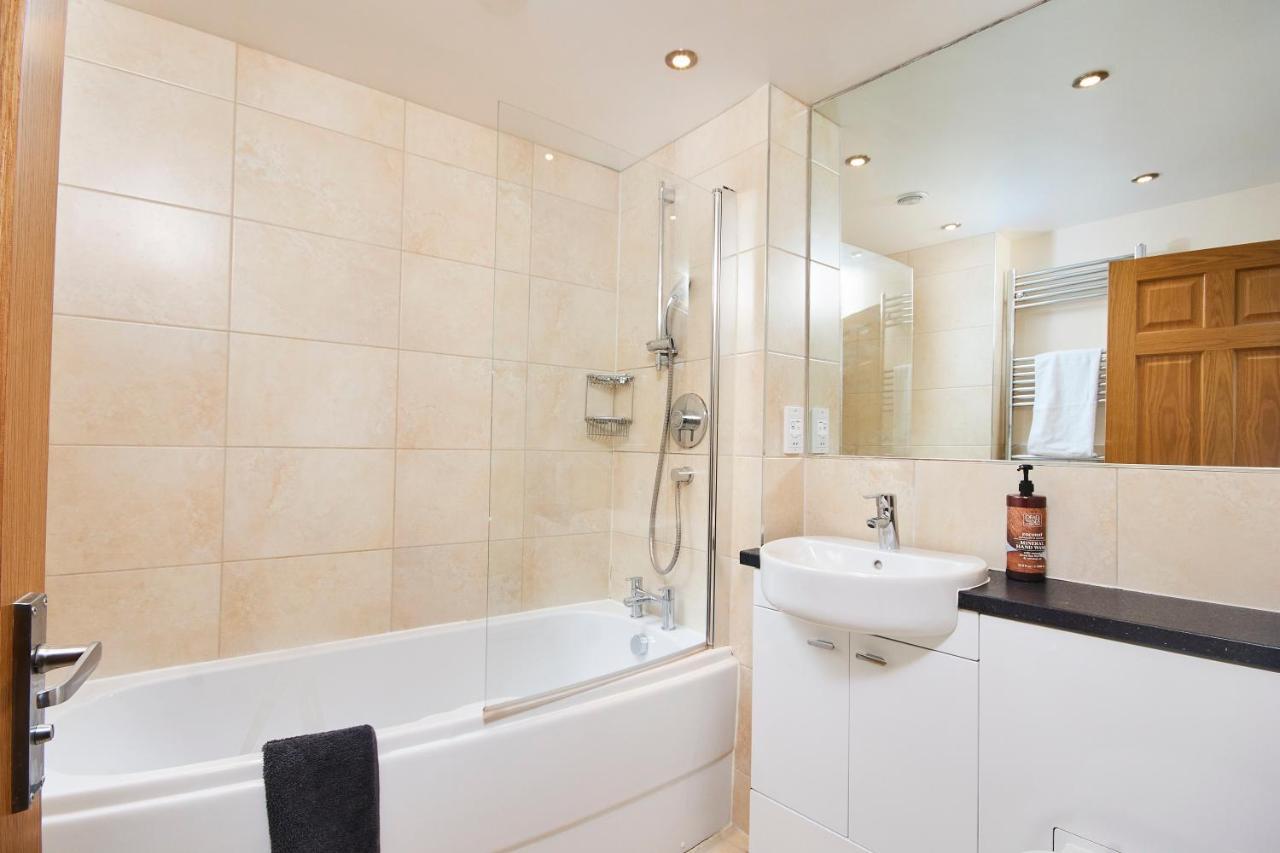 Striking Monroe Suite! Bath Kültér fotó